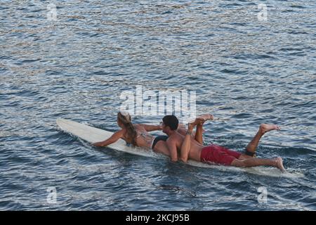 Couple pagayez leur planche de surf dans l'océan Pacifique le long de la plage de Waikiki à Oahu, Hawaï, États-Unis. (Photo de Creative Touch Imaging Ltd./NurPhoto) Banque D'Images