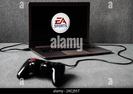 Le logo EA Sports est affiché sur un écran d'ordinateur portable et une manette de jeu dans cette photo prise à Cracovie, en Pologne, sur 5 août 2021. (Photo de Jakub Porzycki/NurPhoto) Banque D'Images