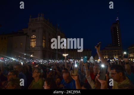 Des manifestants assistent à une manifestation contre le certificat obligatoire Covid-19 du col vert de l'Italie sur 5 août 2021 à Turin, en Italie. L'Italie imposera des restrictions à toutes les personnes non vaccinées qui ne détiennent pas le « passe vert » du pays, qui est une extension du certificat numérique Covid-19 de l'UE, de 6 août. (Photo par Alberto Gandolfo/NurPhoto) Banque D'Images