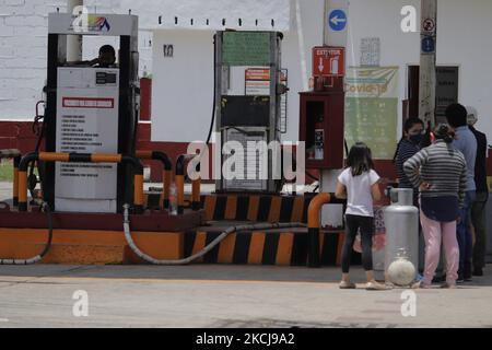 Les habitants des municipalités de Tláhuac et d'Iztapalapa se rendent dans un centre de distribution de gaz LP pour remplir leurs réservoirs après que le syndicat des marchands de gaz de Valle de México a été mis en grève pour protester contre les prix maximaux fixés par le gouvernement fédéral lors de l'urgence sanitaire COVID-19 au Mexique. (Photo de Gerardo Vieyra/NurPhoto) Banque D'Images