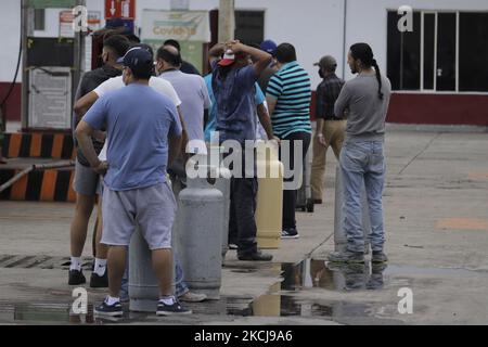 Les habitants des municipalités de Tláhuac et d'Iztapalapa se rendent dans un centre de distribution de gaz LP pour remplir leurs réservoirs après que le syndicat des marchands de gaz de Valle de México a été mis en grève pour protester contre les prix maximaux fixés par le gouvernement fédéral lors de l'urgence sanitaire COVID-19 au Mexique. (Photo de Gerardo Vieyra/NurPhoto) Banque D'Images