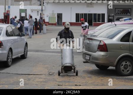 Une personne se rend dans un centre de distribution de gaz LP à Mexico pour remplir son réservoir après que l'Union des fournisseurs de gaz de la Vallée du Mexique a été en grève pour protester contre les prix maximaux fixés par le gouvernement fédéral lors de l'urgence sanitaire COVID-19 au Mexique. (Photo de Gerardo Vieyra/NurPhoto) Banque D'Images