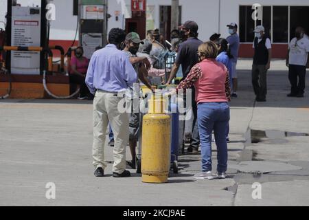 Les habitants des municipalités de Tláhuac et d'Iztapalapa se rendent dans un centre de distribution de gaz LP pour remplir leurs réservoirs après que le syndicat des marchands de gaz de Valle de México a été mis en grève pour protester contre les prix maximaux fixés par le gouvernement fédéral lors de l'urgence sanitaire COVID-19 au Mexique. (Photo de Gerardo Vieyra/NurPhoto) Banque D'Images