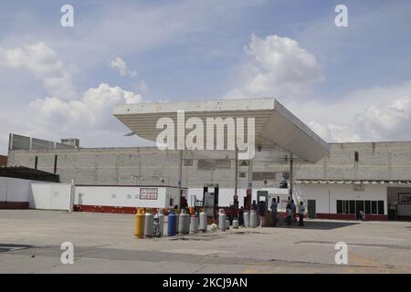 Les habitants des municipalités de Tláhuac et d'Iztapalapa se rendent dans un centre de distribution de gaz LP pour remplir leurs réservoirs après que le syndicat des marchands de gaz de Valle de México a été mis en grève pour protester contre les prix maximaux fixés par le gouvernement fédéral lors de l'urgence sanitaire COVID-19 au Mexique. (Photo de Gerardo Vieyra/NurPhoto) Banque D'Images