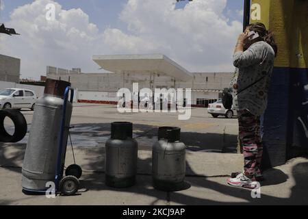 Une femme se rend dans un centre de distribution de gaz liquéfié à Mexico pour remplir ses réservoirs après que le syndicat des concessionnaires de gaz de Valle de Mexico ait été mis en grève pour protester contre les prix maximaux fixés par le gouvernement fédéral lors de l'urgence sanitaire COVID-19 au Mexique. (Photo de Gerardo Vieyra/NurPhoto) Banque D'Images