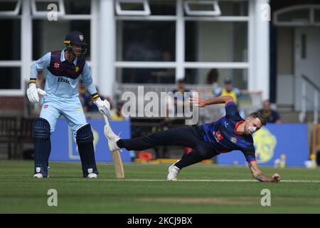 Tom Bailey, de Lancashire, plonge pour arrêter une balle tandis que Graham Clark, de Durham, regarde pendant le match de la coupe d'un jour du Royal London entre le Durham County Cricket Club et Lancashire à Roseworth Terrace, Newcastle upon Tyne, le jeudi 5th août 2021. (Photo de will Matthews/MI News/NurPhoto) Banque D'Images