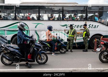 Les policiers font un point de contrôle à la suite de l'imposition de mesures de verrouillage plus strictes dans la région métropolitaine de Manille et dans d'autres régions, dans le contexte de la montée des cas de variante du delta COVID-19, à Marikina, Philippines, sur 6 août 2021.(photo de Lisa Marie David/NurPhoto) Banque D'Images