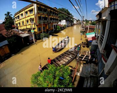 Les victimes indiennes d'inondations sur un bateau se rendent dans les eaux d'inondation après avoir recueilli des matériaux de secours dans la région de Ghatal du district de Paschim Medinipur, à environ 112 km de Kolkata sur 5 août 2021. (Photo de Debajyoti Chakraborty/NurPhoto) Banque D'Images