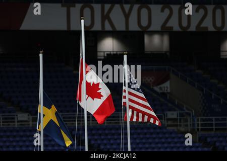 Lever les drapeaux des trois équipes gagnantes lors de la cérémonie de remise des médailles du Concours de football féminin le 14 e jour des Jeux Olympiques de Tokyo 2020 au Stade international de Yokohama sur 06 août 2021 à Yokohama, Kanagawa, Japon. (Photo par Ayman Aref/NurPhoto) Banque D'Images