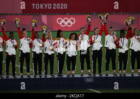 Les médaillés d'or d'équipe Canada posent avec leurs médailles d'or lors de la cérémonie de remise des médailles du Concours de football féminin le 14 e jour des Jeux olympiques de Tokyo 2020 au Stade international de Yokohama sur 06 août 2021 à Yokohama, à Kanagawa, au Japon. (Photo par Ayman Aref/NurPhoto) Banque D'Images