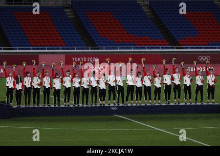 Les médaillés d'or d'équipe Canada posent avec leurs médailles d'or lors de la cérémonie de remise des médailles du Concours de football féminin le 14 e jour des Jeux olympiques de Tokyo 2020 au Stade international de Yokohama sur 06 août 2021 à Yokohama, à Kanagawa, au Japon. (Photo par Ayman Aref/NurPhoto) Banque D'Images