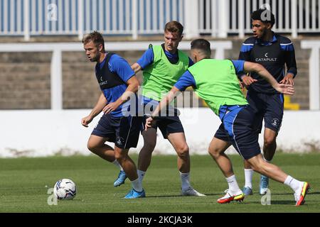 Nicky Featherstone de Hartlepool United en action avec Mark Shelton, Luke Molyneux et Tyler Burey lors de la journée de formation et de médias de Hartlepool United à Victoria Park, Hartlepool, le jeudi 5th août 2021. (Photo de Mark Fletcher/MI News/NurPhoto) Banque D'Images