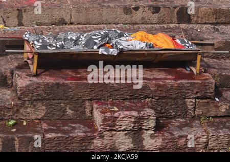 Le corps sur une civière qui attend d'être incinéré repose le long des marches menant à la rive de la rivière Bagmati aux ghats de crémation de Pashupatinath à Katmandou, au Népal, sur 10 décembre 2011. Selon la religion et les traditions hindoues, les morts doivent être incinérés. Les corps sont incinérés selon la coutume et les cendres et les restes sont emportés dans les eaux saintes. Le Bagmati court dans le Gange plus au sud et est considéré comme tout aussi Saint pour les Hindous. Le complexe de Pashupatinath est le plus sacré site hindou du Népal. (Photo de Creative Touch Imaging Ltd./NurPhoto) Banque D'Images