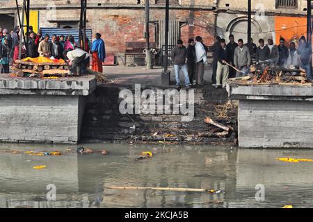 Des ghats de crémation le long de la rive de la rivière Bagmati à Pashupatinath, Katmandou, Népal, December10, 2011. Selon la religion et les traditions hindoues, les morts doivent être incinérés. Les corps sont incinérés selon la coutume et les cendres et les restes sont emportés dans les eaux saintes. Le Bagmati court dans le Gange plus au sud et est considéré comme tout aussi Saint pour les Hindous. Le complexe de Pashupatinath est le plus sacré site hindou du Népal. (Photo de Creative Touch Imaging Ltd./NurPhoto) Banque D'Images