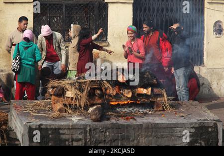 Les dévotés de Guru Osho assistent à la crémation d'un être cher à Pashupatinath à Katmandou, au Népal, sur 10 décembre 2011. Ils croient que la mort est une célébration, car c'est l'entrée à la vie éternelle. (Photo de Creative Touch Imaging Ltd./NurPhoto) Banque D'Images