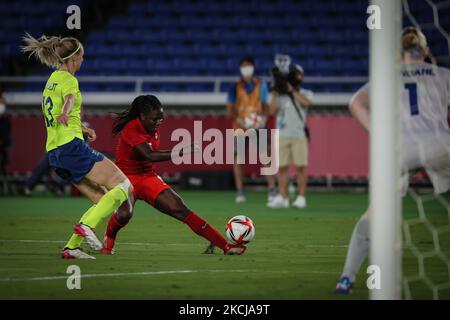 (6) Deanne S'EST LEVÉ d'équipe Canada essayant de marquer pendant le match entre la Suède et le Canada le quatorzième jour des Jeux Olympiques de Tokyo 2020 au Stade international de Yokohama sur 06 août 2021 à Yokohama, Kanagawa, Japon (photo d'Ayman Aref/NurPhoto) Banque D'Images