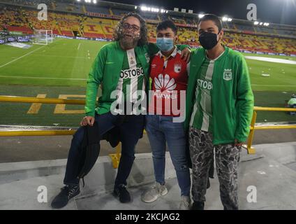 Les fans de l'Atletico Nacional et de l'Independiente Santa Fe avant d'assister au match de la Ligue BetPlay entre l'Independiente Santa Fe et l'Atletico Nacional à Bogota, en Colombie, sur 4 août 2021. (Photo de Daniel Garzon Herazo/NurPhoto) Banque D'Images