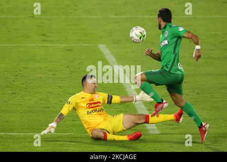 Leandro Castellanos de l'Independiente Santa Fe défend le ballon contre l'attaque d'Andres Andrade l'Atletico Nacional pendant le match de la Ligue BetPlay entre l'Independiente Santa Fe et l'Atletico Nacional à Bogota, Colombie, sur 4 août 2021. (Photo de Daniel Garzon Herazo/NurPhoto) Banque D'Images