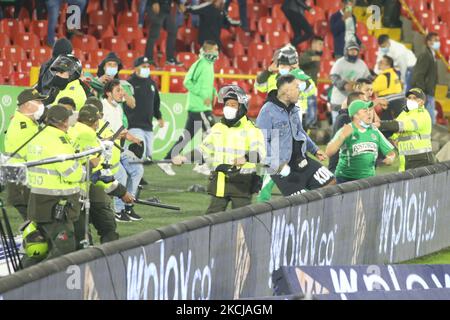 Les agents de police tentent de disperser les fans de l'Atletico Nacional qui ont envahi le terrain pendant le match de la Ligue BetPlay entre l'Independiente Santa Fe et l'Atletico Nacional à Bogota, en Colombie, sur 4 août 2021. (Photo de Daniel Garzon Herazo/NurPhoto) Banque D'Images