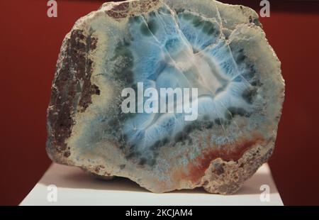 Pierre de Larimar exposée dans le musée de l'Ambre à Altos de Chavon en République dominicaine, sur 19 décembre 2012. Larimar est une variété bleue rare de pectolite que l'on trouve seulement en République dominicaine et est utilisé dans les bijoux. (Photo de Creative Touch Imaging Ltd./NurPhoto) Banque D'Images