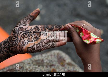 Fille applique une jolie conception de henné sur sa main à Nagpur, Maharashtra, Inde, sur 20 juin 2010. (Photo de Creative Touch Imaging Ltd./NurPhoto) Banque D'Images