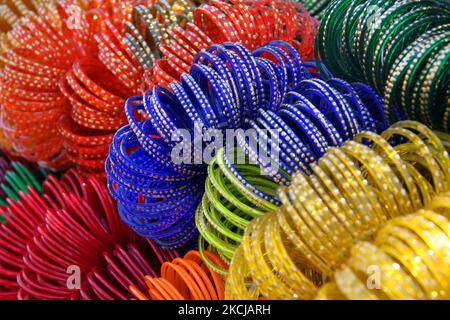 Gros plan de bracelets de verre traditionnels colorés à Nagpur, Maharashtra, Inde, sur 26 juillet 2010. (Photo de Creative Touch Imaging Ltd./NurPhoto) Banque D'Images
