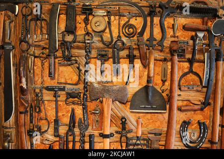 Assortiment d'outils de ferme anciens exposés sur un mur de ferme en Ontario, au Canada. (Photo de Creative Touch Imaging Ltd./NurPhoto) Banque D'Images