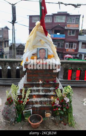 Sanctuaire pour le dirigeant politique assassiné Madan Tamang à l'endroit où il a été tué à Darjeeling, Bengale-Occidental, en Inde, sur 30 mai 2010. Cet assassinat a déclenché un immense rassemblement politique et une grève générale qui a provoqué la fermeture de toute la ville de Darjeeling ainsi que des villes environnantes qui ont touché toute la station de montagne de Darjeeling, au Bengale occidental, en Inde, sur 30 mai 2010. Le hartal a été appelé après que Madan Tamang, chef du groupe modéré Akhil Bharatiya Gorkha League (ABGL) a été poignardé à mort prétendument par Gorkha Janmukti Morcha (GJM) partisans sur 21 mai 2010 dans Darjeeling, whi Banque D'Images