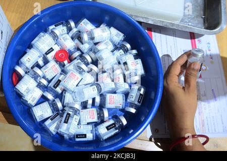 Flacons vides du vaccin Moderna COVID19 lors d'une campagne de vaccination de masse au centre de vaccination de chamoli à Dhaka, au Bangladesh, au 7 août 2021. Selon la Direction générale des services de santé du Bangladesh (DGHS), le programme national de vaccination de masse commence sa campagne de vaccination visant à injecter 3,5 millions de personnes en six jours. Le Bangladesh a enregistré près de 1,31 millions d'infections à coronavirus et 21 638 décès depuis le début de la pandémie. (Photo par Mamunur Rashid/NurPhoto) Banque D'Images