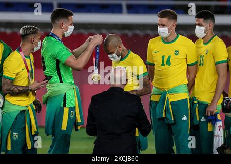 Médaillés d'or (13) Dani Alves de Team Brazil pose avec leurs médailles d'or lors de la cérémonie de remise des médailles du concours de football masculin le 15 e jour des Jeux Olympiques de Tokyo 2020 au Stade International de Yokohama sur 07 août 2021 à Yokohama, Kanagawa, Japon (photo d'Ayman Aref/NurPhoto) Banque D'Images