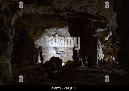 Le site classé au patrimoine mondial de l'UNESCO des mines de silex néolithique et de bronze précoce ouvre à nouveau après deux années de rénovation à Krzemionki près d'Ostrowiec Swietokrzyski en Pologne - 7 août 2021. Les mines ont été exploitées entre 3900 et 1600 av. J.-C. Le site a été ajouté à la liste du patrimoine mondial de l'UNESCO en 2019, peu de temps après sa fermeture et a subi des travaux de rénovation et de modernisation qui seront rouverts en juillet 2021 avec son musée moderne et ses nouvelles installations. (Photo par Dominika Zarzycka/NurPhoto) Banque D'Images