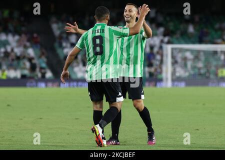 Nabil Fekir de Real Betis et Sergio Canales de Real Betis célèbrent un but lors du match amical d'avant-saison entre Real Betis et ROMA à Benito Villamarin à Séville, Espagne, sur 7 août 2021. (Photo de Jose Luis Contreras/DAX Images/NurPhoto) Banque D'Images