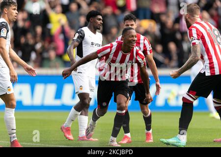 Ethan Pinnock, de Brentford, célèbre son but lors du match amical d'avant-saison entre Brentford et Valencia CF au Brentford Community Stadium, à Brentford, en Angleterre, le 7th août 2021. (Photo de Juan Gasparini/MI News/NurPhoto) Banque D'Images