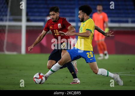 (20) CLAUDINHO de l'équipe Brésil concurrence pour le bal avec (18) Oscar GIL de l'équipe Espagne pendant le match entre le Brésil et l'Espagne le quinzième jour des Jeux Olympiques de Tokyo 2020 au Stade International Yokohama sur 07 août 2021 à Yokohama, Kanagawa, Japon (photo d'Ayman Aref/NurPhoto) Banque D'Images