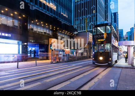 Un tramway est visible sur la route des Voeux à un arrêt dans le centre de Hong Kong sur 7 août 2021 à Hong Kong, Chine. (Photo de Marc Fernandes/NurPhoto) Banque D'Images