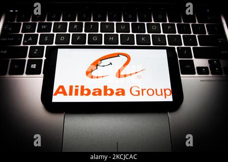 Le logo du groupe Alibaba est affiché sur un écran de téléphone et un clavier d'ordinateur portable sur cette photo prise à Cracovie, en Pologne, sur 7 août 2021. (Photo Illustration par Jakub Porzycki/NurPhoto) Banque D'Images