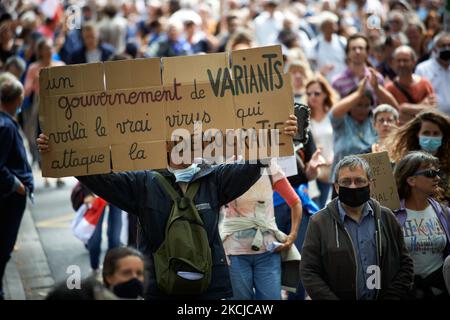 Un homme tient un écriteau qui lit « Un gouvernement de variantes, c'est le vrai virus qui menace la démocratie ». Des milliers de manifestants sont descendus dans la rue à Toulouse contre la vaccination presque obligatoire et contre la carte sanitaire obligatoire après le discours de Macron sur 12 juillet. Plus de 234000 personnes ont démostré à travers la France, contre 200000 la semaine dernière. Sur 12 juillet, Macron a annoncé que la carte santé sera obligatoire pour accéder à un large éventail de lieux publics tels que les cafés, les théâtres, la salle de concerts, les cinémas, les centres commerciaux, les transports publics, les piscines publiques, et même les hôpitaux à moins d'un cri Banque D'Images