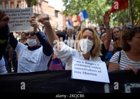 Des milliers de manifestants sont descendus dans la rue à Toulouse contre la vaccination presque obligatoire et contre la carte sanitaire obligatoire après le discours de Macron sur 12 juillet. Plus de 234000 personnes ont démostré à travers la France, contre 200000 la semaine dernière. Sur 12 juillet, Macron a annoncé que la carte santé sera obligatoire pour accéder à un large éventail de lieux publics tels que les cafés, les théâtres, la salle de concerts, les cinémas, les centres commerciaux, Les transports publics, les piscines publiques et même les hôpitaux, à moins d'une situation critique, etc. L'interdiction des espaces publics pour les personnes non vaccinées commencera le 9T août Banque D'Images