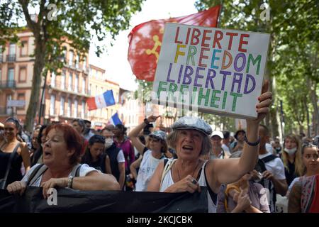 Des milliers de manifestants sont descendus dans la rue à Toulouse contre la vaccination presque obligatoire et contre la carte sanitaire obligatoire après le discours de Macron sur 12 juillet. Plus de 234000 personnes ont démostré à travers la France, contre 200000 la semaine dernière. Sur 12 juillet, Macron a annoncé que la carte santé sera obligatoire pour accéder à un large éventail de lieux publics tels que les cafés, les théâtres, la salle de concerts, les cinémas, les centres commerciaux, Les transports publics, les piscines publiques et même les hôpitaux, à moins d'une situation critique, etc. L'interdiction des espaces publics pour les personnes non vaccinées commencera le 9T août Banque D'Images