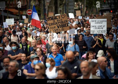 Des milliers de manifestants sont descendus dans la rue à Toulouse contre la vaccination presque obligatoire et contre la carte sanitaire obligatoire après le discours de Macron sur 12 juillet. Plus de 234000 personnes ont démostré dans toute la France, contre 200000 la semaine dernière. Sur 12 juillet, Macron a annoncé que la carte santé sera obligatoire pour accéder à un large éventail de lieux publics tels que les cafés, les théâtres, la salle de concerts, les cinémas, les centres commerciaux, Les transports publics, les piscines publiques et même les hôpitaux, à moins d'une situation critique, etc. L'interdiction des espaces publics pour les personnes non vaccinées commencera le 9T août Banque D'Images