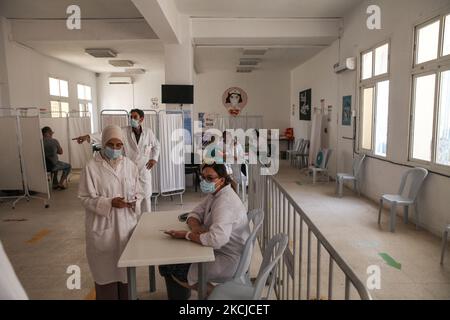 Personnel médical vu dans le centre de vaccination de la ville d'Ariana, près de la capitale Tunis, Tunisie, sur 8 août 2021, dans le cadre des journées portes ouvertes nationales de vaccination de masse commandées par le président tunisien Kais Saied pour le bénéfice de tous les citoyens tunisiens de plus de 40 ans, Alors que la Tunisie lutte pour arrêter la propagation rapide de la pandémie de coronavirus. (Photo de Chedly Ben Ibrahim/NurPhoto) Banque D'Images