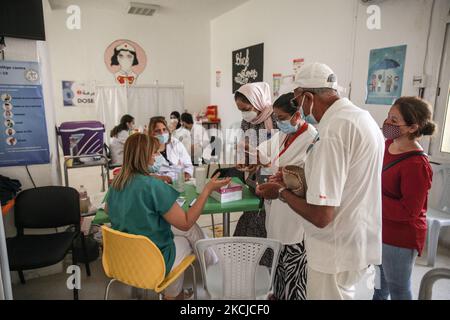 Personnel médical vu dans le centre de vaccination de la ville d'Ariana, près de la capitale Tunis, Tunisie, sur 8 août 2021, dans le cadre des journées portes ouvertes nationales de vaccination de masse commandées par le président tunisien Kais Saied pour le bénéfice de tous les citoyens tunisiens de plus de 40 ans, Alors que la Tunisie lutte pour arrêter la propagation rapide de la pandémie de coronavirus. (Photo de Chedly Ben Ibrahim/NurPhoto) Banque D'Images