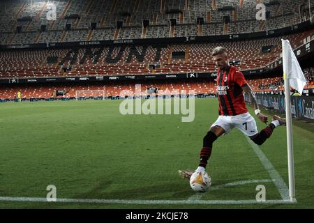 Samu Castillejo de Milan en action pendant le match amical d'avant-saison entre Valencia CF et AC Milan à Estadi de Mestalla sur 4 août 2021 à Valence, Espagne. (Photo de Jose Breton/Pics action/NurPhoto) Banque D'Images