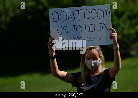 Une femme portant un masque facial a été vue en portant un écriteau indiquant « ne pas nous faire aller à Delta - Arrêter l'UCP ». Pendant les 11th jours de suite, des gens protestent contre le plan du gouvernement provincial de l'Alberta visant à lever les règles d'isolement obligatoires de la COVID-19, à contacter la recherche et les tests au site de l'Assemblée législative de l'Alberta. Le lundi 9 août 2021, à Edmonton, Alberta, Canada. (Photo par Artur Widak/NurPhoto) Banque D'Images