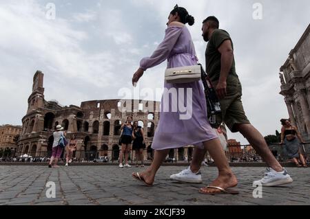 Touristes à entrer dans le Colisée sur 10 août 2021 à Rome, Italie. Les Green Pass sont désormais obligatoires pour entrer dans les cinémas, les théâtres, les spectacles en plein air, les événements sportifs et les compétitions, les musées, les piscines, les salles de gym, les centres de bien-être et de spa, les restaurants et bars intérieurs. (Photo par Andrea Ronchini/NurPhoto) Banque D'Images