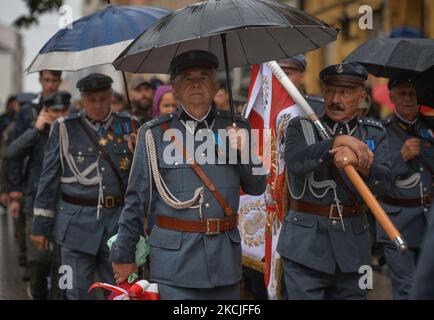 Membres de l'Association Pilsudski de la République de Pologne de la branche de Lublin vus lors des célébrations du 107th anniversaire de la fondation de la première entreprise à Cracovie. La première Compagnie (environ 150 soldats) a été établie sur 3-5 août 1914 à Cracovie par Jozef Pilsudski. Les membres de la première Compagnie ont défilé de Cracovie à Michalowice le 6 août 1914 en renversant des postes frontaliers russes. Après avoir pris la ville de Kielce et une tentative infructueuse de se briser à Varsovie afin de provoquer un soulèvement, la première Compagnie est retournée à Cracovie, devenant le noyau des légions polonaises. Banque D'Images