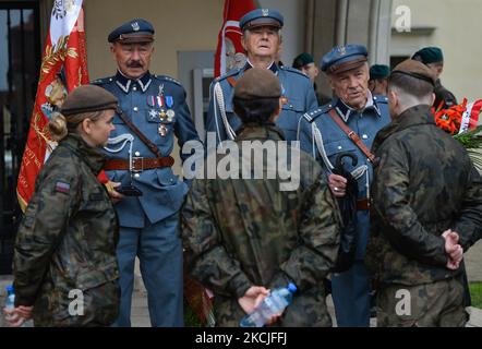 Membres de l'Association Pilsudski de la République de Pologne de Lublin ayant une discussion avec de jeunes membres de la Brigade de défense territoriale Kujawsko-Pomorska 8th de Torun (les Forces de défense territoriale de l'armée polonaise) Lors des célébrations du 107th anniversaire de la fondation de la première entreprise à Cracovie. La première Compagnie (environ 150 soldats) a été établie sur 3-5 août 1914 à Cracovie par Jozef Pilsudski. Les membres de la première Compagnie ont défilé de Cracovie à Michalowice le 6 août 1914 en renversant des postes frontaliers russes. Après avoir pris la ville de Kielce et un unsuccessf Banque D'Images