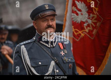 Membres de l'Association Pilsudski de la République de Pologne de la branche de Lublin vus lors des célébrations du 107th anniversaire de la fondation de la première entreprise à Cracovie. La première Compagnie (environ 150 soldats) a été établie sur 3-5 août 1914 à Cracovie par Jozef Pilsudski. Les membres de la première Compagnie ont défilé de Cracovie à Michalowice le 6 août 1914 en renversant des postes frontaliers russes. Après avoir pris la ville de Kielce et une tentative infructueuse de se briser à Varsovie afin de provoquer un soulèvement, la première Compagnie est retournée à Cracovie, devenant le noyau des légions polonaises. Banque D'Images