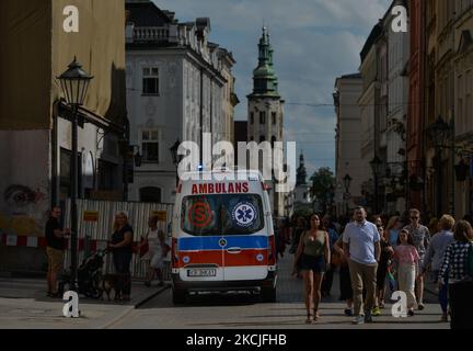 Une ambulance vue dans le centre-ville de Cracovie. Mercredi, 4 août 2021, à Cracovie, en Pologne. (Photo par Artur Widak/NurPhoto) Banque D'Images