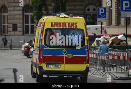 Une ambulance vue dans le centre-ville de Cracovie. Mercredi, 4 août 2021, à Cracovie, en Pologne. (Photo par Artur Widak/NurPhoto) Banque D'Images